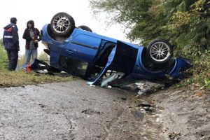 Takla atan otomobilden burunları bile kanamadan &ccedil;ıktılar