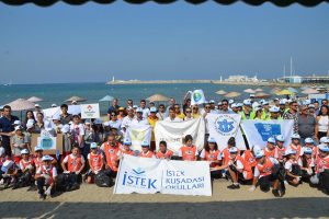 Kuşadası sahilinden 219 kilogram katı atık &ccedil;ıktı