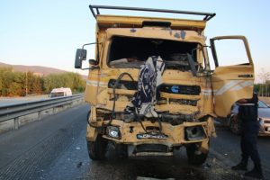 Işıklarda bekleyen kamyona &ccedil;arptı: 1 &ouml;l&uuml;