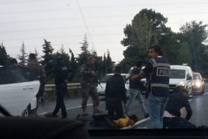 Ter&ouml;r ihbarı &uuml;zerine durdurulan ara&ccedil;tan ka&ccedil;ak g&ouml;&ccedil;men &ccedil;ıktı