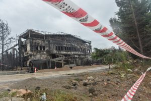 Yanan fabrikadan akan k&ouml;p&uuml;kl&uuml; suyu belediye ekibi temizledi