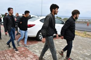 Ter&ouml;r &ouml;rg&uuml;t&uuml; &uuml;yeleri bulunduğu ihbarı yapılan ara&ccedil;tan ka&ccedil;ak g&ouml;&ccedil;menler &ccedil;ıktı