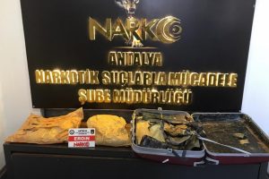 Antalya Havalimanı'nda 3,5 kilogram eroin ele ge&ccedil;irildi: 2 tutuklama