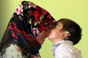 Biyonik kulaklık takılan minik Yusuf 'un ilk s&ouml;z&uuml; 'baba' oldu