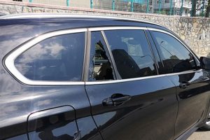 L&uuml;ks otomobilde dehşet! Camı kırıp kurtardılar
