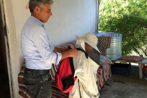 Kızını okula her g&uuml;n arıcı kıyafeti ile g&ouml;nderiyor!