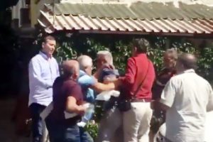 Okey tahtaları ile kavga ettiler