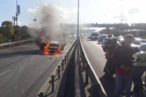 K&ouml;pr&uuml; girişinde otomobil yandı! Trafik fel&ccedil; oldu...