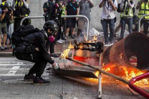 Hong Kong polisi g&ouml;stericilere biber gazı sıktı