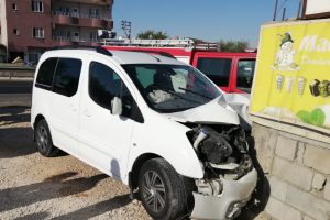 Hafif ticari ara&ccedil; evin duvarına &ccedil;arptı
