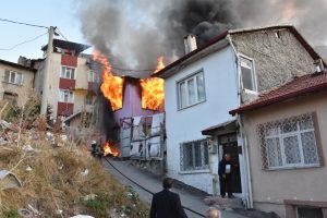 İki katlı ev yanarak k&uuml;l oldu