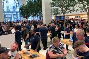 iPhone 11 satışa &ccedil;ıktı! Geceden sıraya girdiler