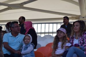 Yanında kadın bulunmayan erkekler stada giremedi
