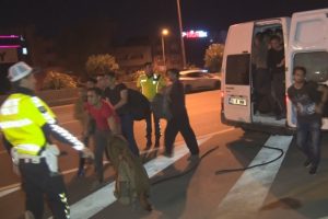 Ka&ccedil;ak g&ouml;&ccedil;menler, silahlarını &ccedil;eken polislere aldırış etmeden ka&ccedil;tı