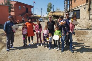 Topladıkları oyuncaklarla &ccedil;ocukların y&uuml;z&uuml;n&uuml; g&uuml;ld&uuml;rd&uuml;ler