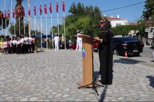 AK Parti'den Gaziler G&uuml;n&uuml; t&ouml;reninde 'baş&ouml;rt&uuml;l&uuml; sunucu' protestosuna kınama