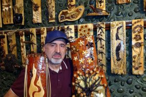 Atıkları sanat eserine d&ouml;n&uuml;şt&uuml;r&uuml;yor