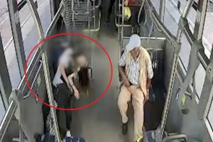 Otob&uuml;s şof&ouml;r&uuml; fenalaşan yolcuyu hastaneye yetiştirdi