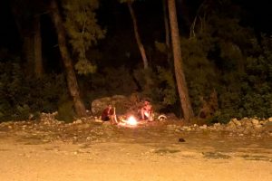 Ormanlık alanda yakılan ateş vatandaşları harekete ge&ccedil;irdi