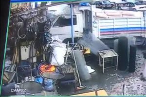 Freni boşalan kamyon d&uuml;kkana daldı