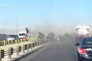 Seyir halindeki kamyonun tekerleği ara&ccedil;ların &uuml;zerine fırladı