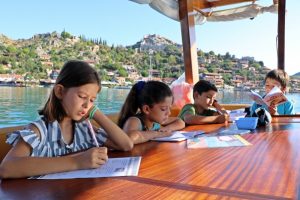 &Ouml;ğrencilerin turistleri bile kıskandıran taşımalı eğitimi