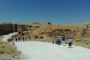 Dara Antik Kenti'nde tarihi surlar g&uuml;n y&uuml;z&uuml;ne &ccedil;ıkarılıyor