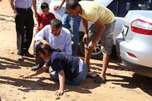 Boğalar g&uuml;reşleri izleyen vatandaşların arasına daldı