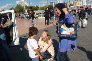Kaybolan &ccedil;ocuğa turist kadın sahip &ccedil;ıktı