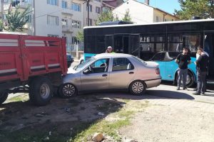 Halk otob&uuml;s&uuml; ile otomobil &ccedil;arpıştı: 4 yaralı