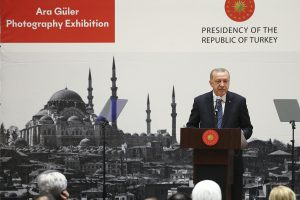 Cumhurbaşkanı Erdoğan, Ara G&uuml;ler Sergisi'nin a&ccedil;ılışını yaptı