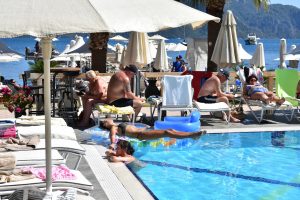 Thomas Cook aracılığıyla gelen turistler, tatile devam ediyor