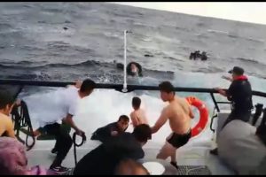 Botları su alan ka&ccedil;ak g&ouml;&ccedil;menlerin kurtarılma anları kamerada
