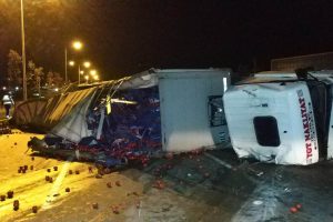 Samsun'da &uuml;z&uuml;m y&uuml;kl&uuml; tır devrildi