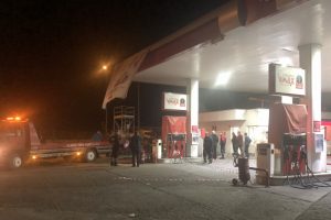 Kontrolden &ccedil;ıkan otomobil akaryakıt istasyonuna daldı