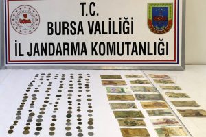 Bursa'da tarihi eser satıcısına su&ccedil;&uuml;st&uuml;: 133 sikke ile 22 adet kağıt para ele ge&ccedil;irildi