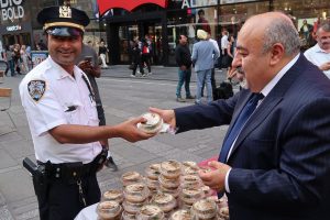 Times Meydanı'nda aşure ikramı