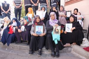 Annelerin HDP &ouml;n&uuml;ndeki evlat n&ouml;beti 22'nci g&uuml;n&uuml;nde