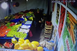 Bursa'da 3 gece &uuml;st &uuml;ste girdiği manavda muz &ccedil;alarken g&ouml;r&uuml;nt&uuml;lendi