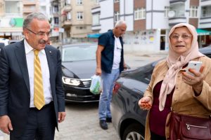 Başkan, poşetleri taşıyamayan kadını ara&ccedil;la evine bıraktırdı