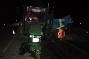 Kamyon tarladaki &ccedil;ift&ccedil;iyi ezdi: 1 &ouml;l&uuml;, 2 yaralı
