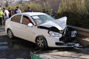 Otomobil ile trakt&ouml;r&uuml;n &ccedil;arpışması sonucu kaza meydana geldi