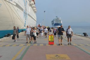 3 kruvaziyer, Kuşadası'na 2 bin 630 turist getirdi