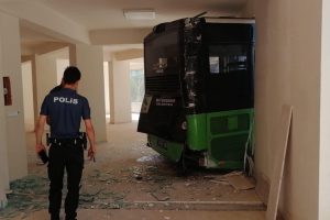 Freni boşalan otob&uuml;s iş yerine daldı