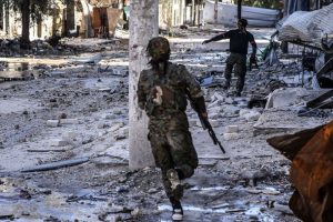 Deyrizor'da Esad g&uuml;&ccedil;leri ile YPG/PKK arasındaki gerginlik s&uuml;r&uuml;yor
