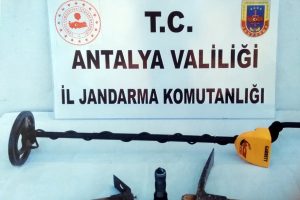 Antalya'da 32 şahıs ka&ccedil;ak kazı yaparken yakalandı