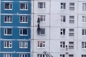Mahsur kalan kızı, &uuml;st kata &ccedil;ekerek kurtardı