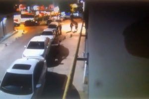Sokak ortasında darp edildi! Sadece baktılar