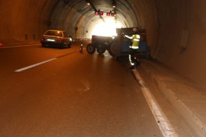 Otomobilin &ccedil;arpması &uuml;zerine, trakt&ouml;rden d&uuml;şen yolcu ve s&uuml;r&uuml;c&uuml; yaralandı
