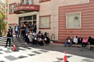 Diyarbakır'da eylem yapan aile, oğlunun &ouml;l&uuml;m haberini aldı